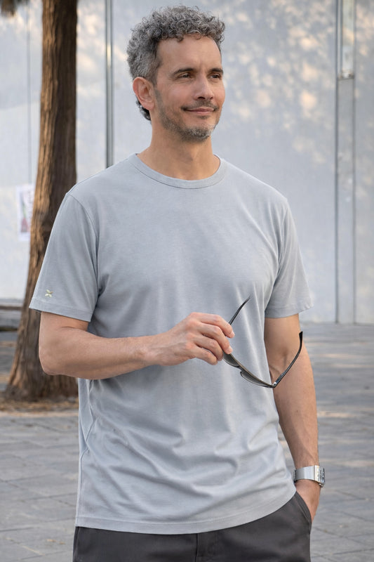 Camiseta gris claro de algodón orgánico y bambú