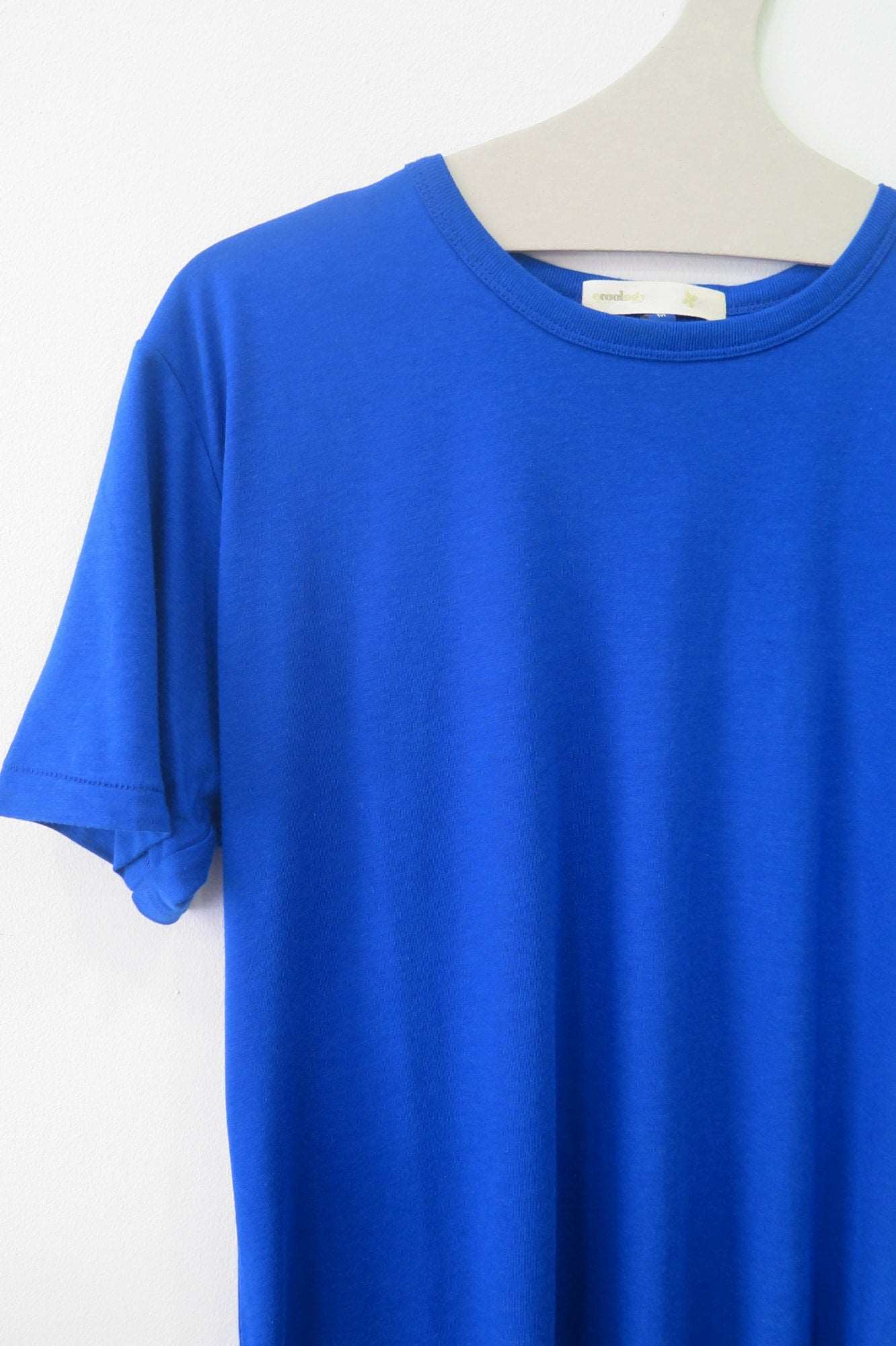 Camiseta azul klein de algodón orgánico y bambú