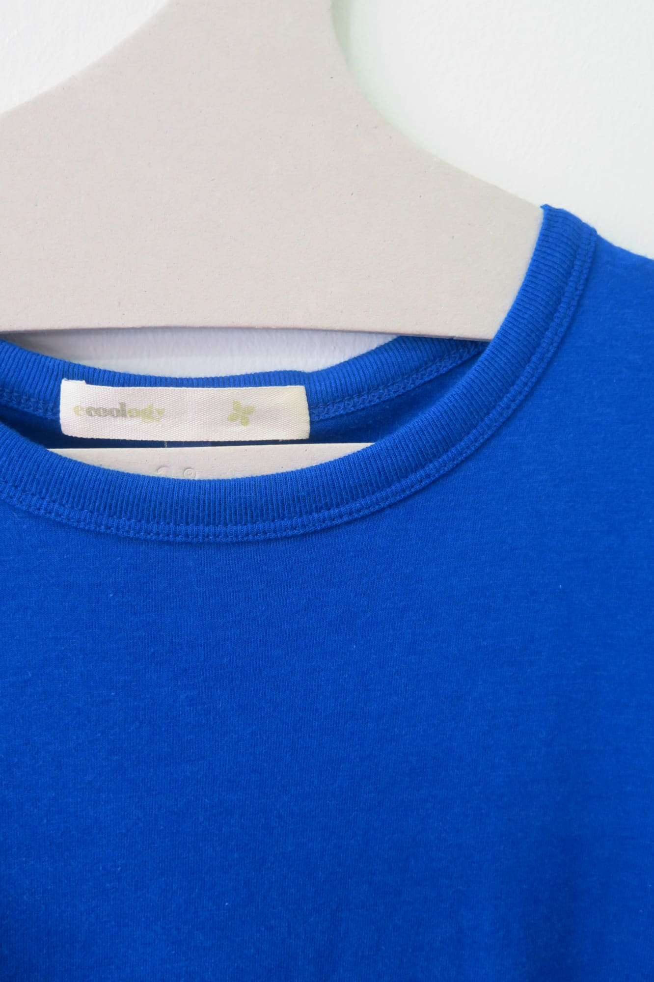 Camiseta azul klein de algodón orgánico y bambú