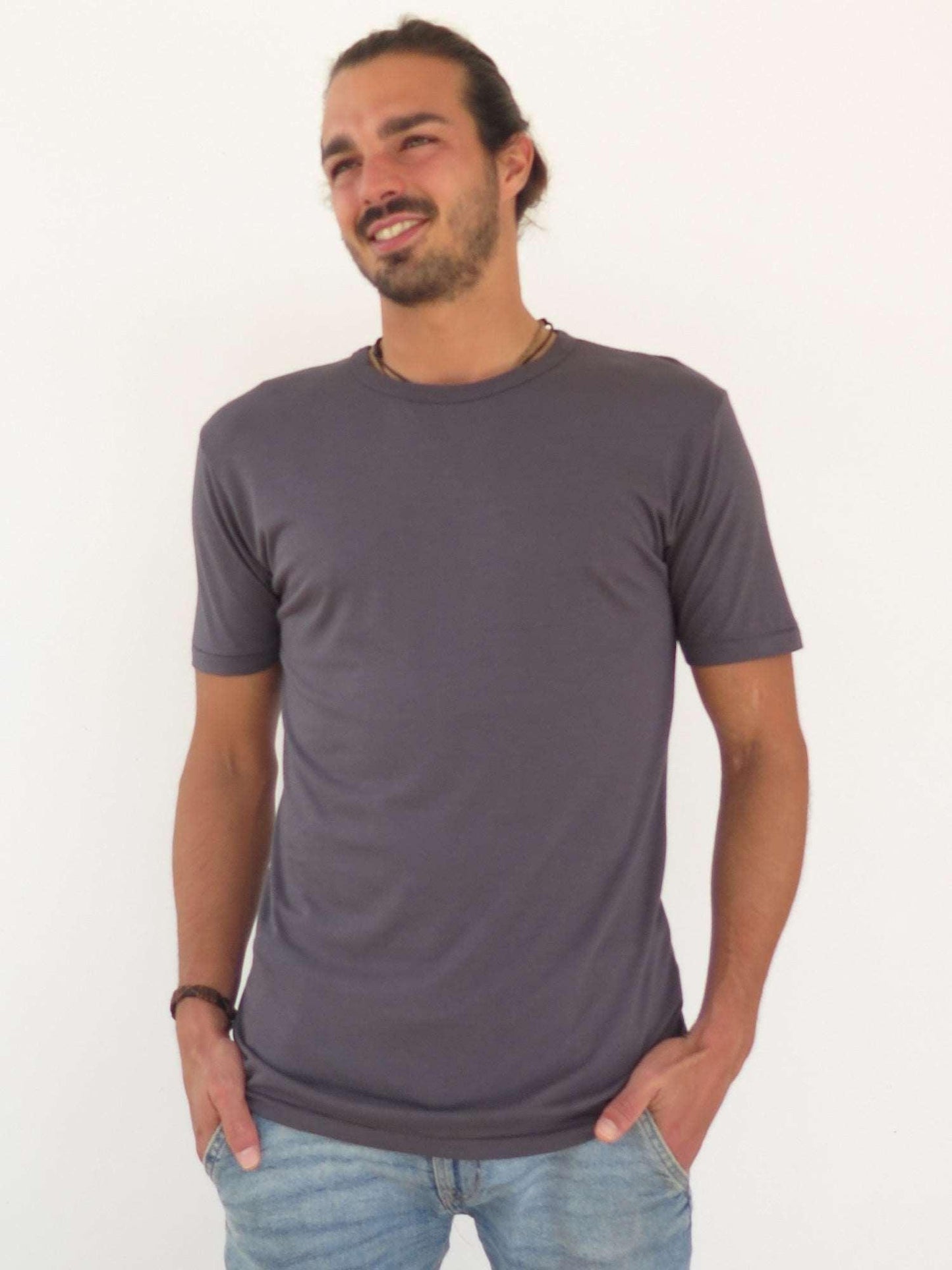 Camiseta gris oscuro de algodón orgánico y bambú